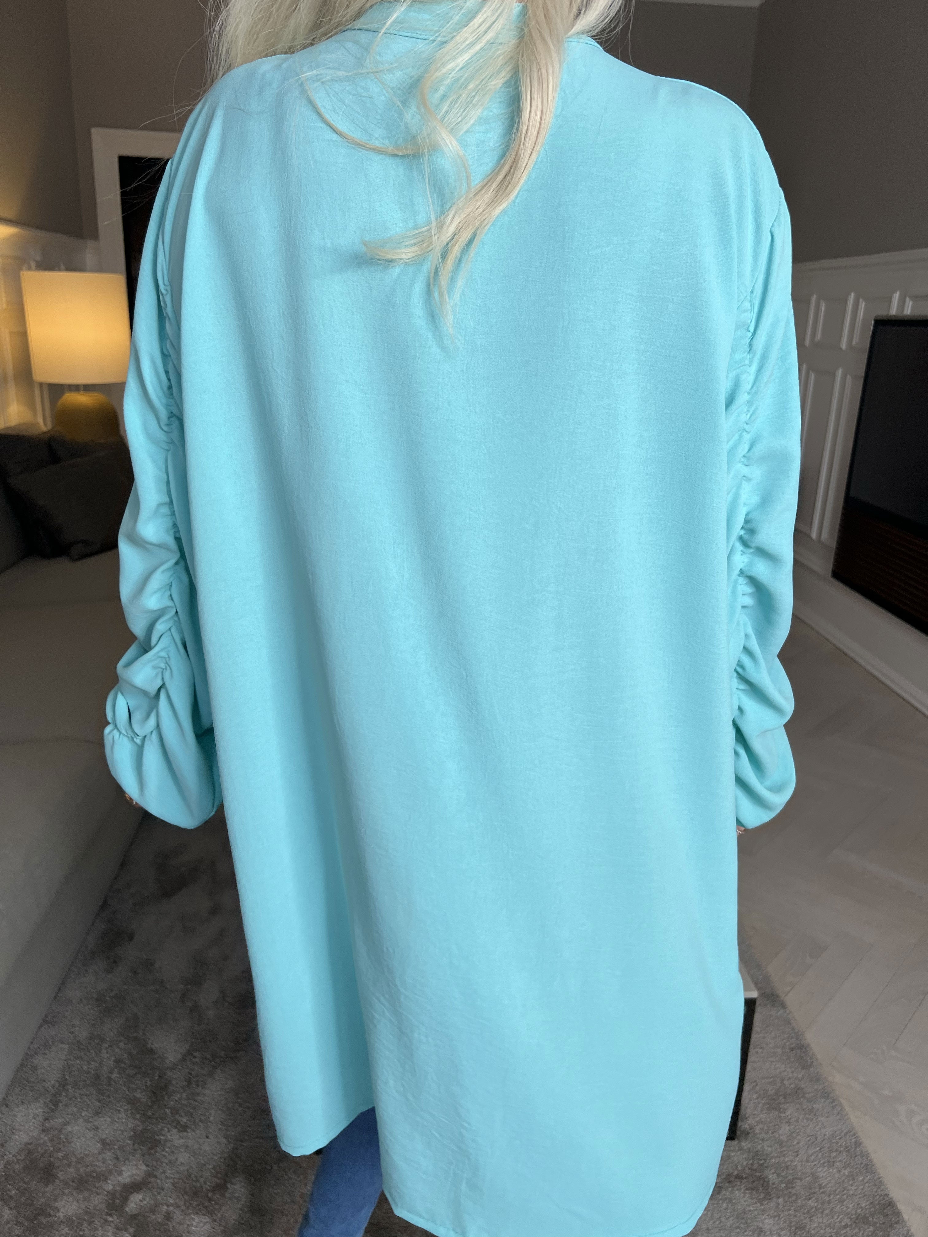 Athena - Lång skjorta med rynkade ärmar